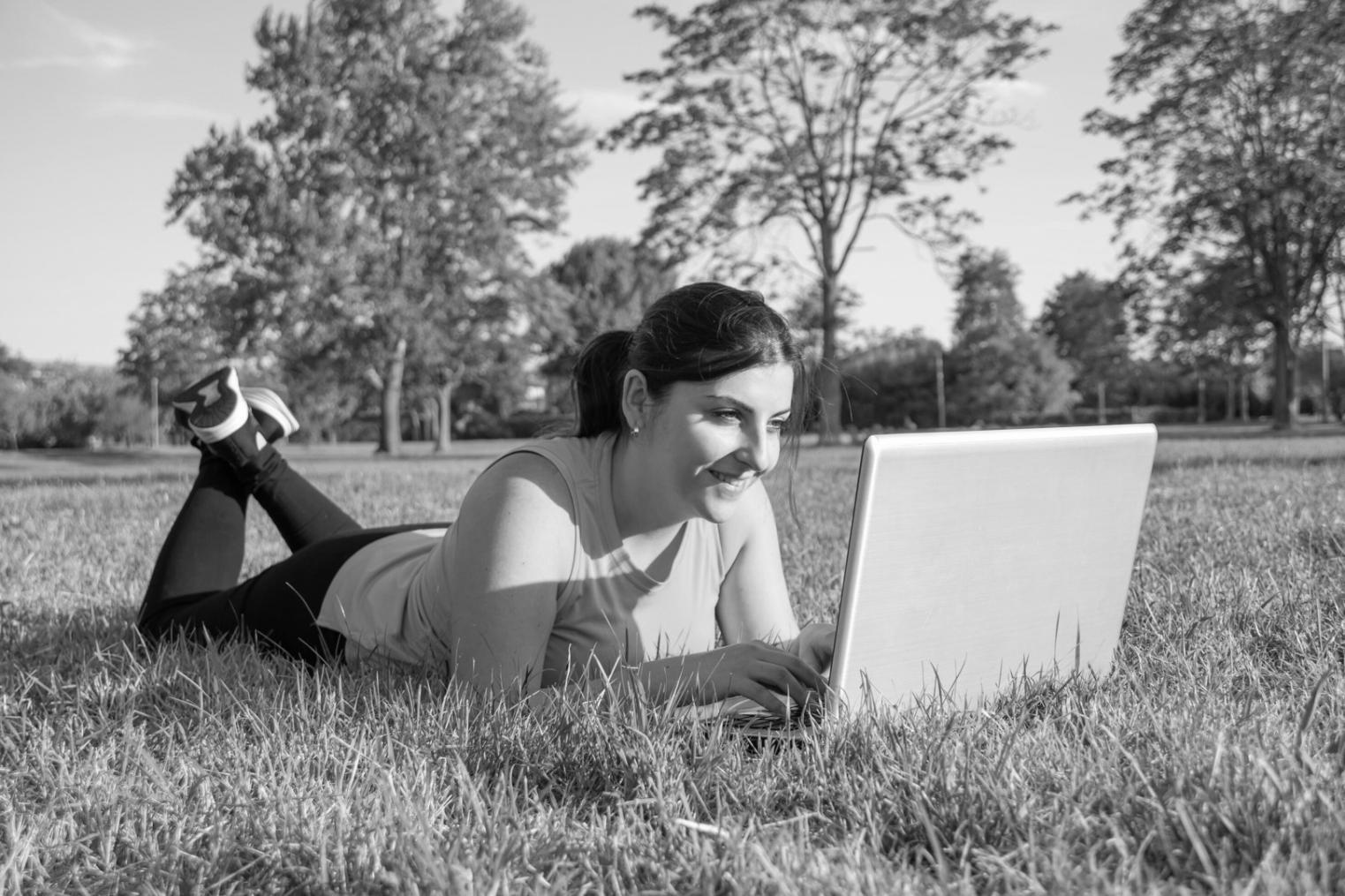 Moderne Lernumgebung mit technischer Ausstattung für NLP-Kurse